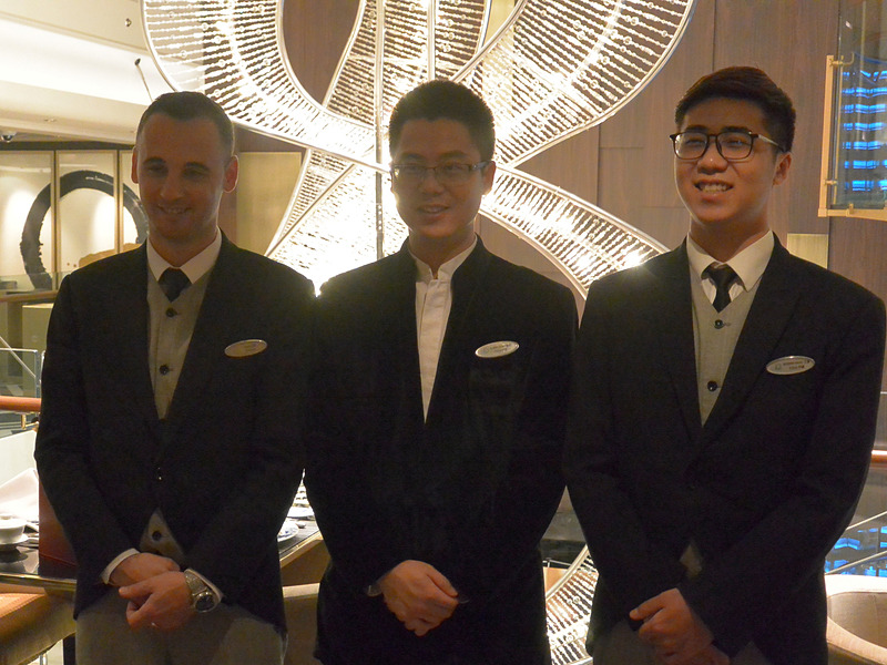 パレス等級船室にはすべて専属スタッフ（バトラー）が付いて、24時間体制で船客のリクエストに対応する