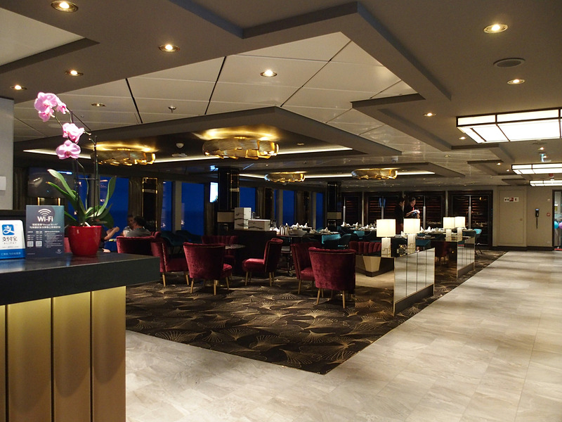 パレス等級専用のエリアがあり、レストランとラウンジ、カフェなどを備える（画像は姉妹船のワールド ドリーム）