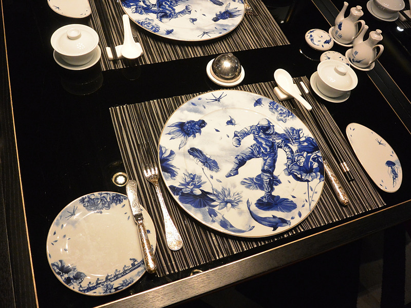 食器にはすべてジャッキー・ツアイ氏によるイラストが施されている