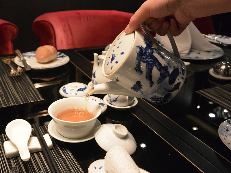 食器にはすべてジャッキー・ツアイ氏によるイラストが施されている