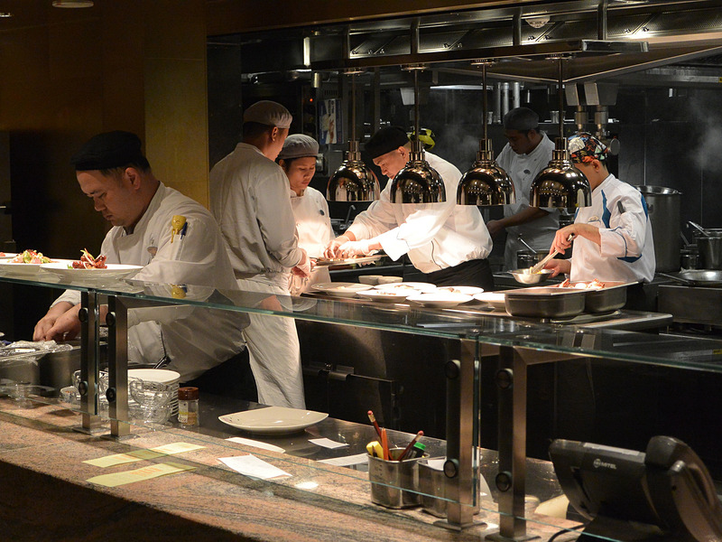 Palace Restaurantでは、シェフの調理を眺めながら食事を楽しめるカウンターシートも用意している