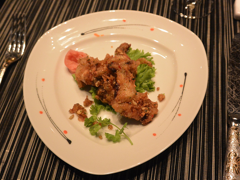 前菜はカエルのもも肉のフリスビーフライ、ニンニク添えと