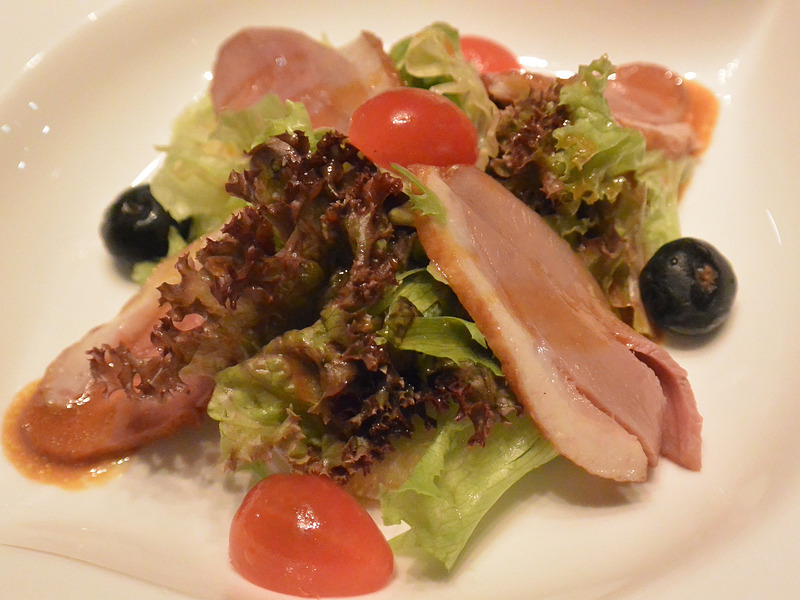 アヒルの胸肉のベビーレタス添えオレンジ醤油ソースかけに