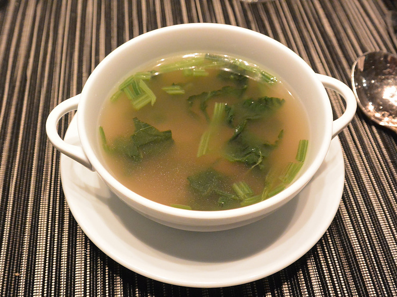 スープはほうれん草とトルテリーニのクリアスープと