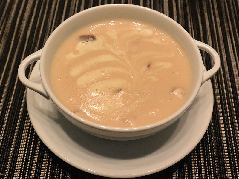 マッシュルームと自生米のチキンクリームスープに