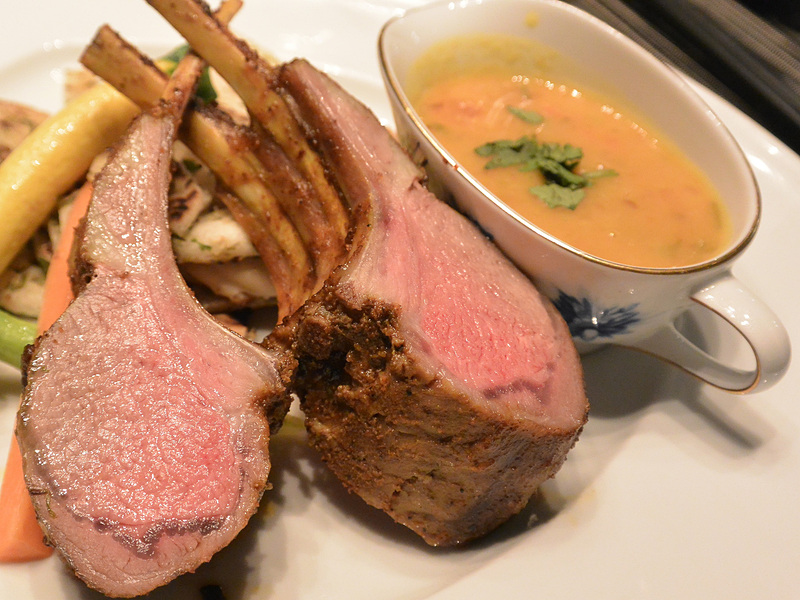 メインディッシュはラムロックマサラとガーリックナンのダールグレイビーソースと