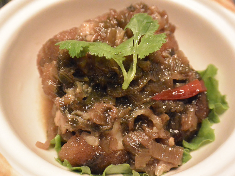 豚バラ蒸し煮のタロイモとピーナッツ添えに