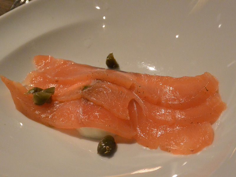 サーモンの燻製とケッパー、ホースラディッシュクリーム添えに続いて