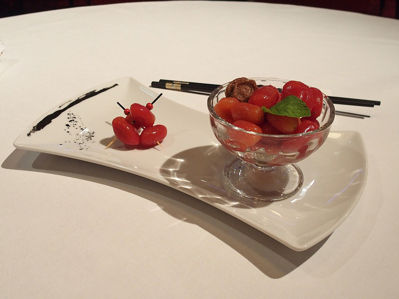 ランチメニューの前菜はプチトマトのプラム漬け