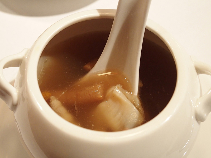 黒ニンニクと干し浮袋の黒鶏ダブルボイルスープ