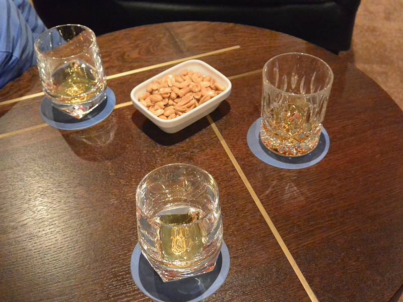 手前がブルーラベル、右がゴールドラベル、左はExplorers Clubコレクション・アドベンチャー