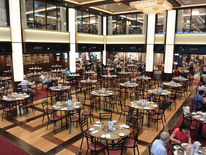 2層甲板で構成するDream Dinningの下層甲板を占めるDream Dinning Lowerは西洋料理やアジア料理を中心としたメインディッシュとビュッフェを提供する