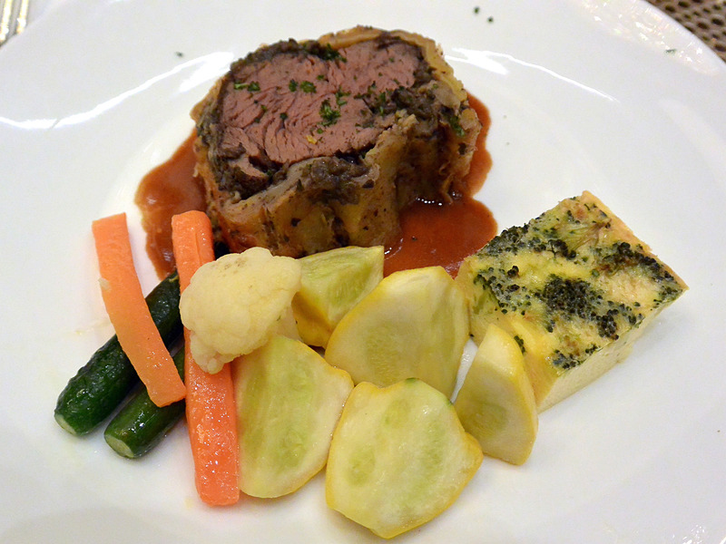 メインディッシュではビーフのパイ包みステーキと