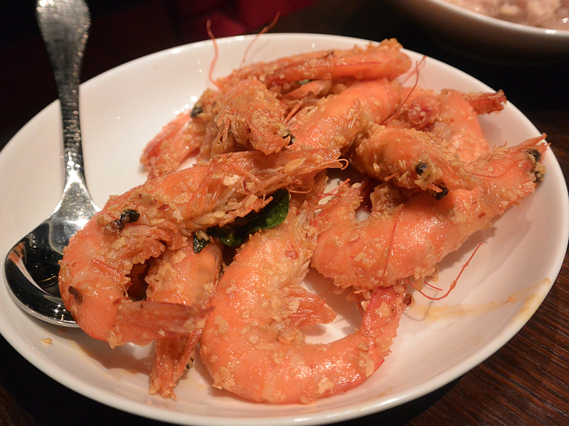 新鮮なエビの卵黄とオーツ揚げ