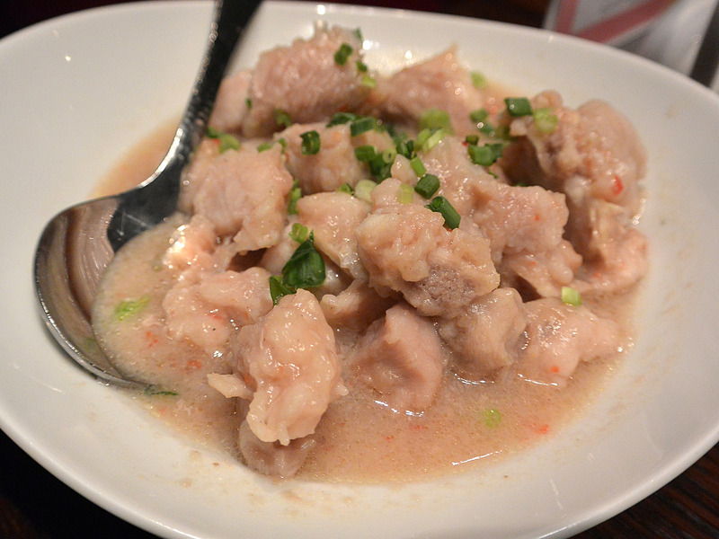 骨付き豚バラ肉の照り揚げ、赤ワインソースがけ