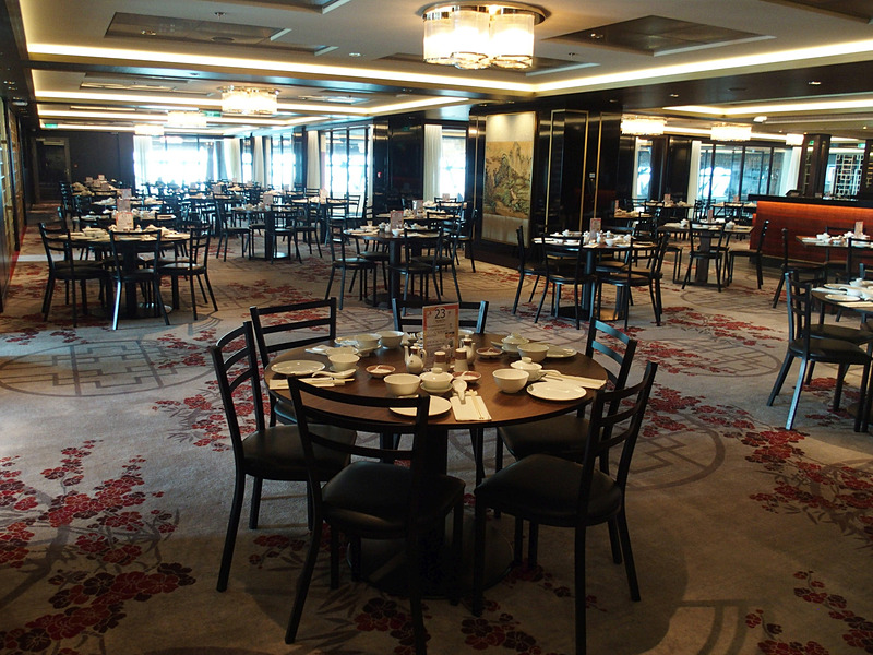 Dream Dinning UpperはLowerの広間を取り囲むコの字形のレイアウトで、