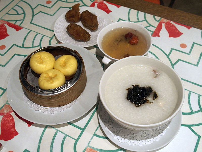 おかゆにクリーム蒸しパンにリンチーカンに手羽先揚げ