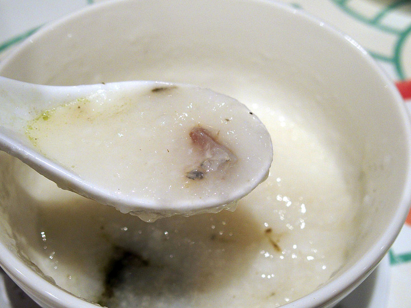 おかゆはほのかな塩味と白身魚と味濃い目の海苔が美味しい