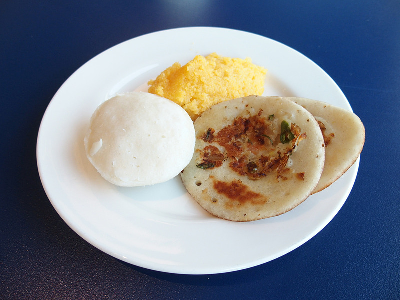 取りあえず私が選んだインド料理。手前から時計回りに、Poha、煮豆、Vatana Usal、野菜焼きそば
