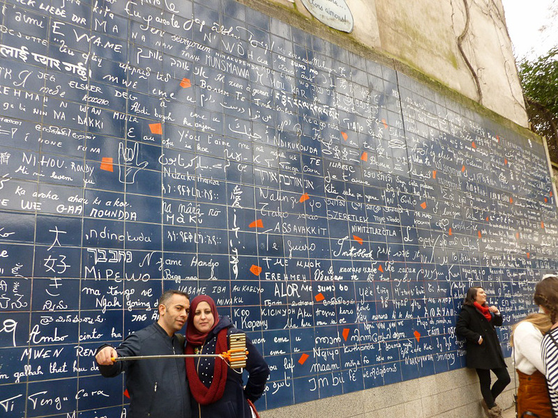 ジュテームの壁の前では、カップルが自撮りなどをしていて微笑ましい