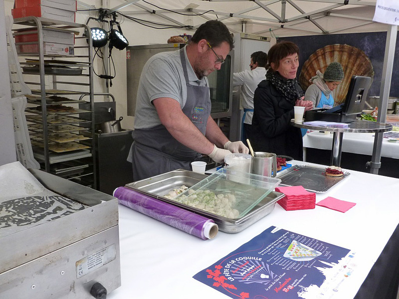 ホタテ料理のデモンストレーション。できあがったのは、そば粉のタルトにリンゴのコンフィ、ビーツ、ホタテを乗せたもの