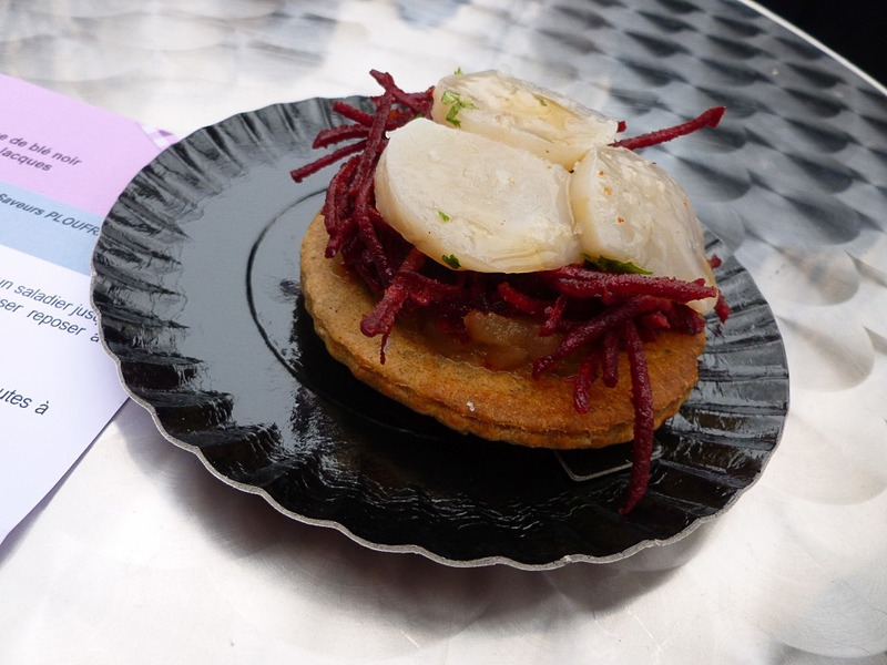 ホタテ料理のデモンストレーション。できあがったのは、そば粉のタルトにリンゴのコンフィ、ビーツ、ホタテを乗せたもの