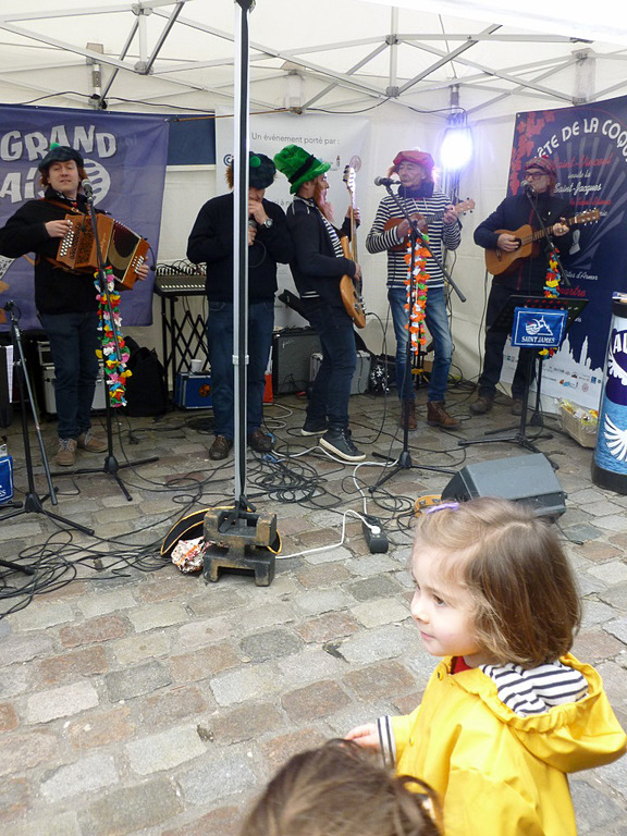 あちらこちらでブルターニュ地方の音楽が演奏されていました