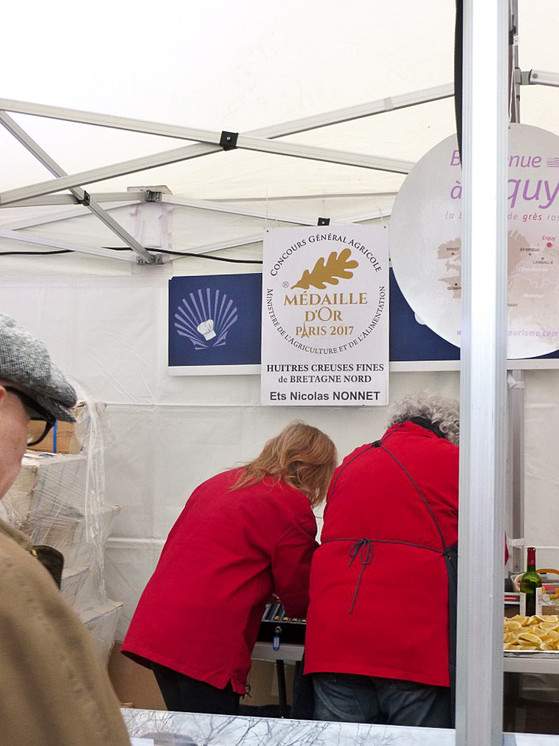 このスタンドのカキは2017年のパリ農業コンクールで金賞受賞だそうで、大変な人だかり
