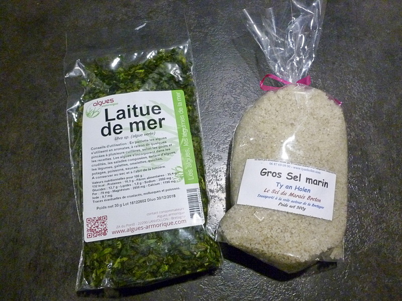 購入した粗塩とオオアオサ。粗塩はお風呂にひとつかみくらいを入れて、好みの精油をキャリアオイルで乳化されたものを足しています