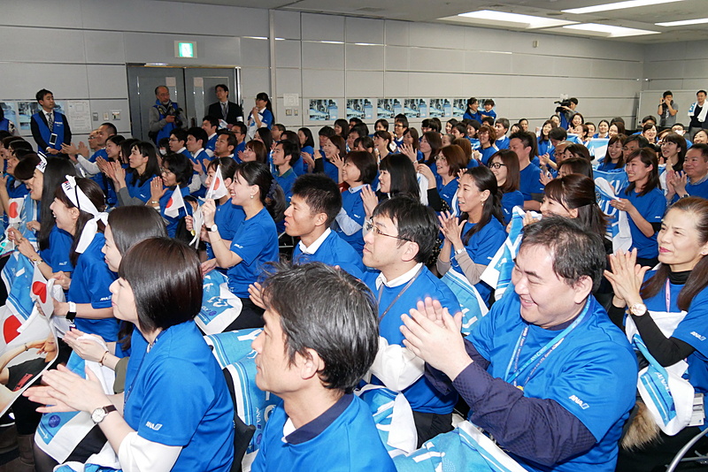 羽生選手の演技が終わると、温かい拍手が送られた
