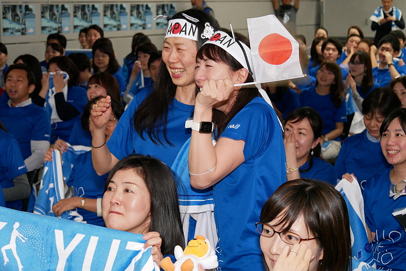 得点が発表され、羽生選手が1位に躍り出たことがわかり、会場は大きな歓声に包まれた