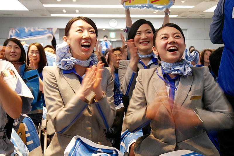 羽生選手の金メダルが確定し、喜ぶANAグループ社員