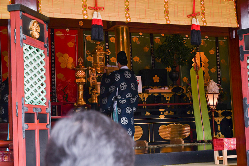 無事、祭壇に納められた
