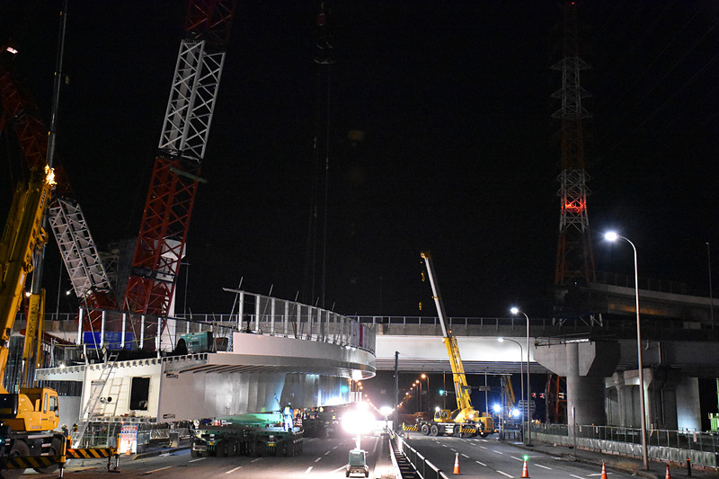 クレーンからワイヤが逆Y字状に接続された