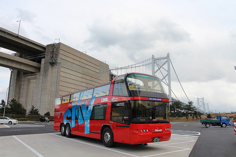 瀬戸大橋の開通30周年を記念してオープントップバスで大橋を渡るイベントを実施する