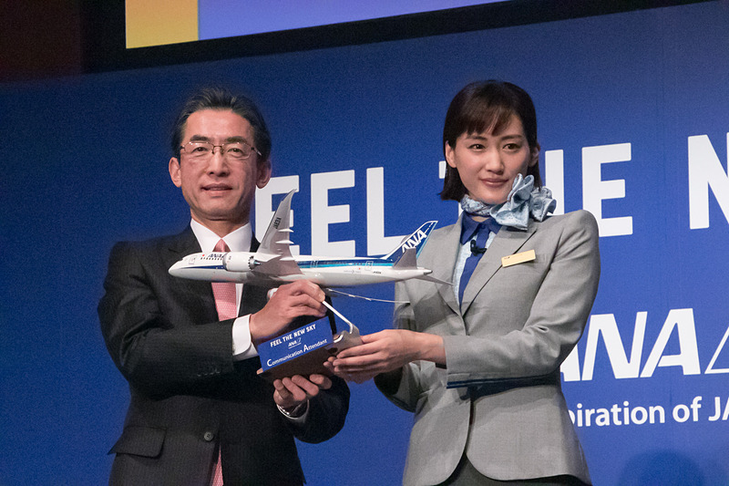 綾瀬はるかさんがCA姿で登場。「FEEL THE NEW SKY」をPRするCA（Communication Attendant）への就任式が行なわれた