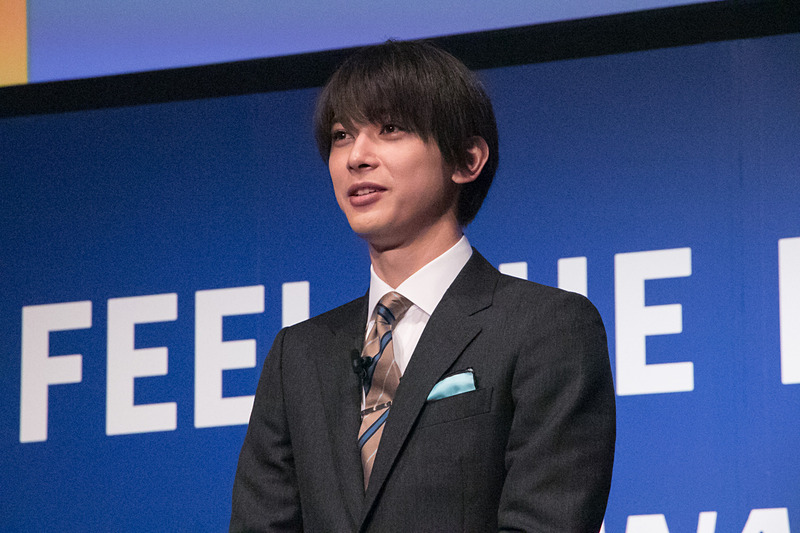 「機内でSNSで連絡がとれるのはすごくいいですね。仕事でよく飛行機に乗るのですが、機内がより快適になるのはありがたいです。ANAの魅力を伝えていけるようがんばります」と答える吉沢亮さん