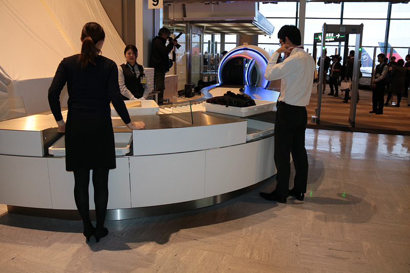 レーン入口にあるトレイを引き出して、手荷物や上着を入れてローラーの上に乗せるだけで、勝手にCT検査装置のなかに進んでいくので、搭乗者は手ぶらでボディチェックを通過すればよい