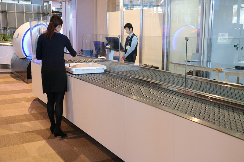 今回の実証実験で使用されているScarabee Avationのスマートレーンでは、CT検査で問題ない手荷物は手前のレーンに出てくるので、そのままピックアップして進めばよい