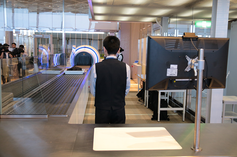 CT検査で不明瞭な物体が確認されると、手荷物は対面式カウンターへ進む。カウンターで検査員とともに対象物について確認する仕組み