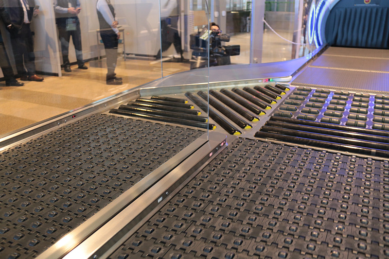 CT検査機のそばにあるモニターでの1次チェックを行ない、判断できない場合は検査員によるチェックに手荷物が進む