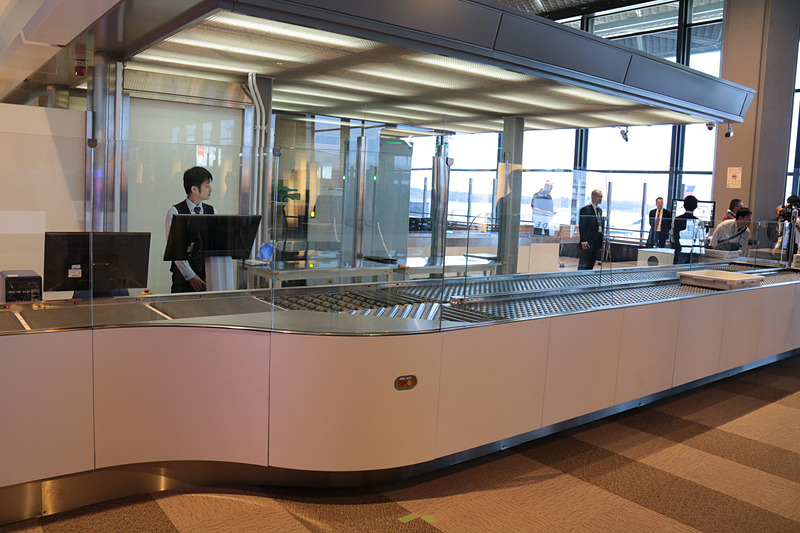 スマートレーンとCT検査機。トレイに乗せたあとは機械任せなので、何も問題なければ負担減になる