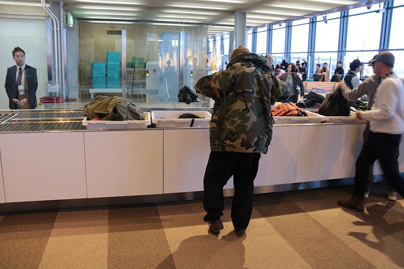 仮に対面カウンターに進んだとしても、従来と同じ手荷物検査なので、危険物を所持していなければ問題はない