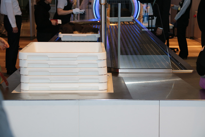 トレイの自動回収場所。勝手にレーンの下に潜って、レーン入り口に戻る仕組み