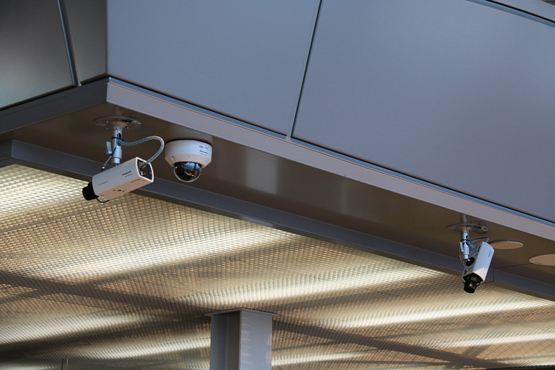 CT検査機とスマートレーンが設置された第1ターミナル 国際線北ウイング保安検査場 9レーンは、通常の半球形監視カメラ以外に、カメラが3基設置されていた。これは検査員が対面しているシーンや、物理的なレーンの長さに起因するレーンの状態監視用とのこと