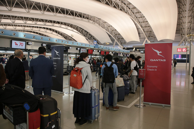 筆者が搭乗したのは、木曜日発のQF34便。チェックインカウンターでは、出発約3時間前の16時ごろより搭乗手続きが開始された