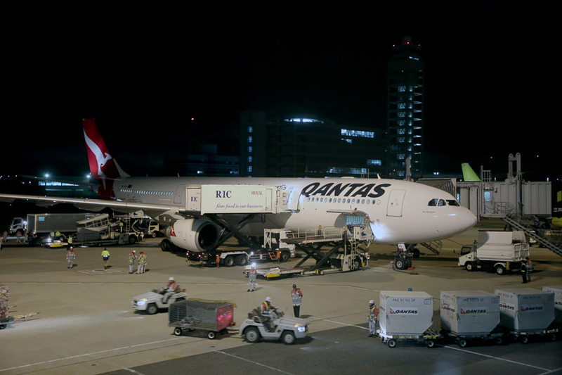 就航初日の機材はエアバス A330-300。関西空港からカンタス航空の通年運航の定期便が出発するのは2007年以来10年ぶり。シドニー線は19年ぶりとなる