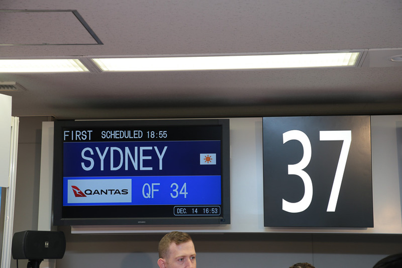 QF34初便の出発ゲートは37番。シャトルに乗り、先端駅で降りてすぐのところが37番ゲートだ