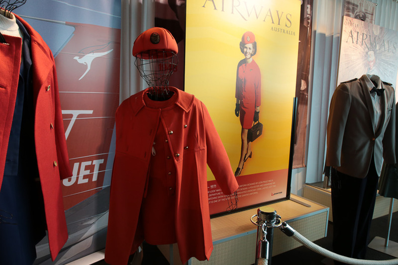 1969年から1971年の制服。コーポレートカラーの赤を全面に取り入れた