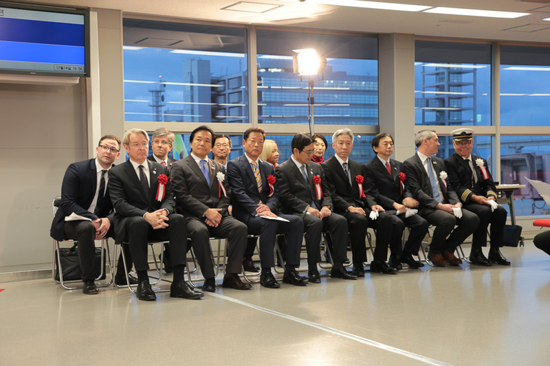 セレモニーは37番ゲート前で行なわれ、日豪の関係者らが列席した